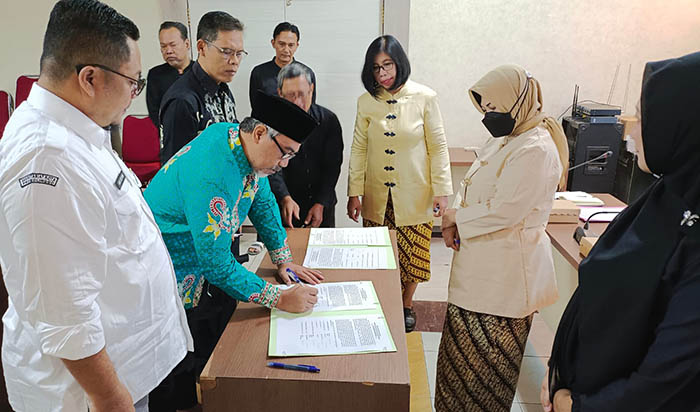 DISETUJUI: Penandatanganan penyediaan dana hibah Pilwali Kota Probolinggo 2024 di kantor Kesbangpol Kota Probolinggo, Kamis (3/8).