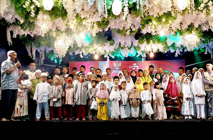 SANTUNAN: Puluhan anak yatim bersama ketua dan anggota PSSPRO berfoto bersama Camat Kedopok Imam Cahyadi dan BAZNAS Kota Probolinggo, Rabu (2/8) malam. Kegiatan tersebut mengandeng BAZNAS Kota Prob