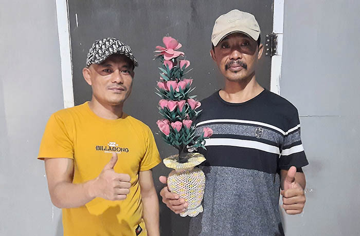 HARUS TELATEN: Toher (kanan) bersama Babun, 37, menunjukkan pot dan bunga hasil karyanya yang dibuat dari kertas manila.