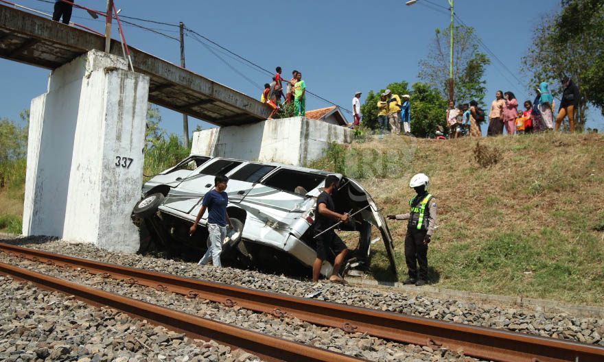 APES: Elf yang terjatuh dari jembatan, usai menabrak pembatas jembatan, di Cukurgondang, Grati, Jumat (4/8_ pagi. (Foto: M Zubaidillah/Jawa Pos Radar Bromo)