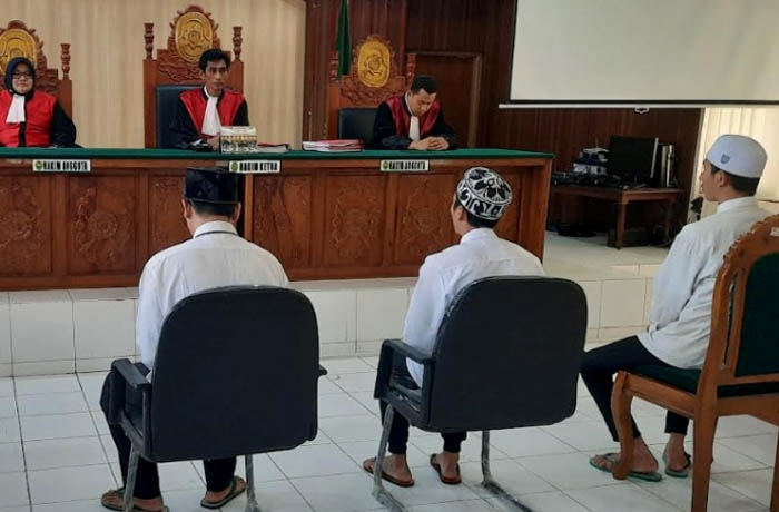 MENGAKUL Tiga terdakwa saat disidangkan. (Foto: dok Jawa Pos Radar Bromo)