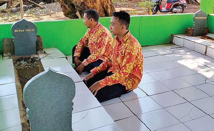 ZIARAH: Makam Buyut Tipah yang dipercaya pernah hidup di zaman Wali Sanga. Hingga kini makam yang berada di Desa Suwayuwo, Sukorejo ini masih terawat. (Foto: Rizal F Syatori/Jawa Pos Radar Bromo)