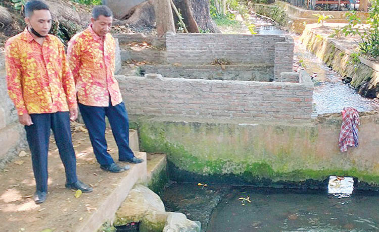 TAK PERNAH KERING: Sumber Klanting di Desa Suwayuwo ini dulu dimanfaatkan Buyut Tipah untuk ritual dan mandi. (Foto: Rizal F Syatori/Jawa Pos Radar Bromo)