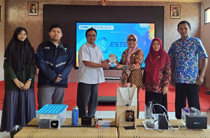 INOVASI: CEO SMKN 1 Probolinggo bersama Dosen Poltek Jember dengan 5 inovasi yang diciptakan siswa-siswi SMKN 1 Probolinggo.