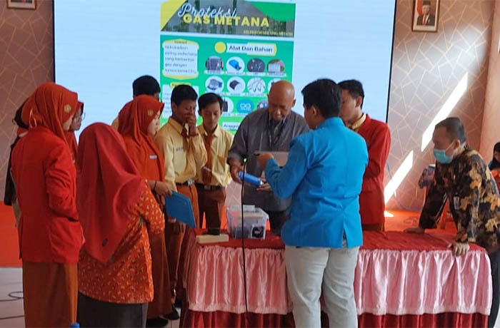Salah satu tim saat mendemokan cara kerja inovasi Proteksi Gas Metana, dalam presentasikan Projek Akhir Pelatihan Internet of Think, di Aula SMKN 1 Probolinggo, Jumat (4/8).