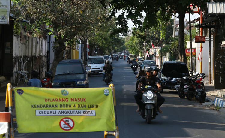 TAMBAH BANYAK: Kendaraan yang parkir di tepi Jalan KH Abdul Hamid Jumat (4/8) sore. (Foto : M Zubaidillah Jawa Pos Radar Bromo)