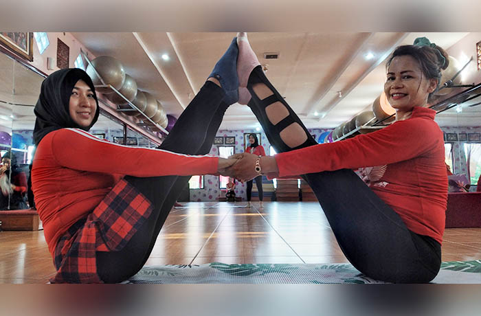 POSE: Ayuniar bersama Nina mempraktikkan pose Partner Boat di Santistudio, Rabu (2/8).