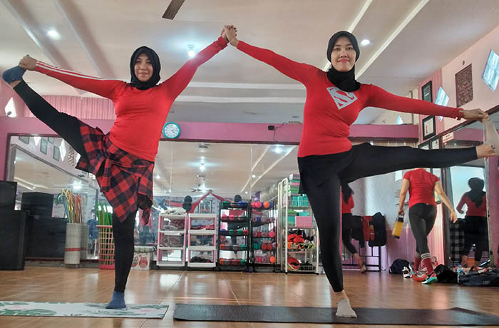 BERPARTNER: Nina bersama Dwi Ita Lestari mempraktikkan gaya Dance Three of Life, Rabu (2/8).