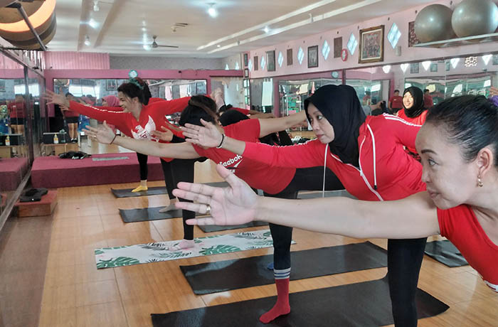 POSE: Ayuniar bersama muridnya dengan gaya Natarajasana di Santistudio, Rabu (2/8) sore.