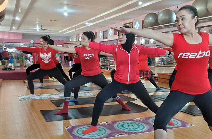 WARIOR 2: Ayuniar Santi bersama muridnya dengan gaya Virabhadrasana di Santistudio, Rabu (2/8).