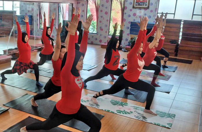 WARIOR 1: Ayuniar Santi bersama muridnya dengan gaya Virabhadrasana di Santistudio, Rabu (2/8).