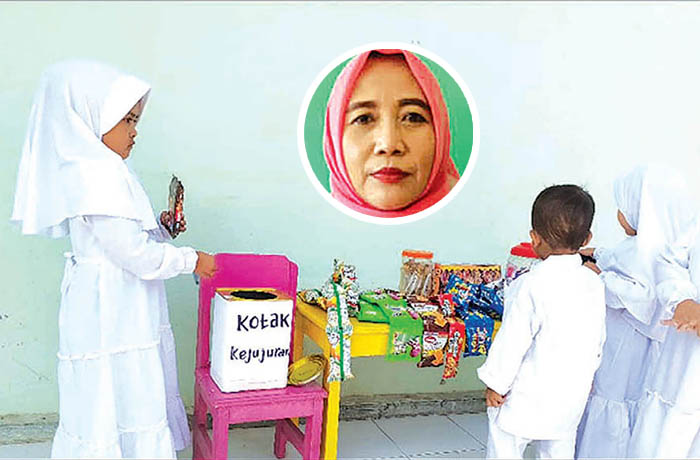 SIKAP POSITIF: Kotak kejujuran yang ada di PAUD KB Mutiara Hati Wangkal, Gading. Inset, Eka Srikismiati, Kepala Paud Mutiara Hati Gading.