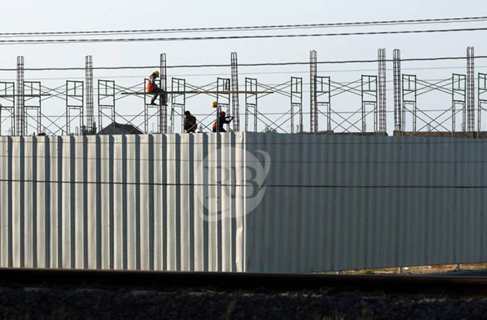 PULUHAN MILIAR: Pekerja di lokasi pembangunan proyek Lapas Terintegrasi di Tapaan. Proyek Rp 49 miliar itu ditarget tuntas akhir tahun. (Mokhamad Zubaidillah/Radar Bromo)
