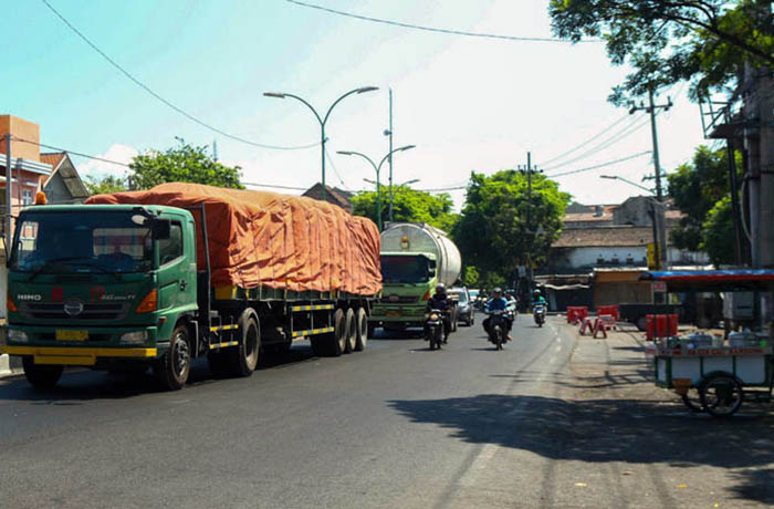 PADAT: Sejumlah kendaraan melintas di Jalan Raya Bangil, Kabupaten Pasuruan. Jalan ini butuh jalur alternatif untuk mencegah kendaraan besar masuk tengah kota. (Mokhamad Zubaidillah/Radar Bromo)