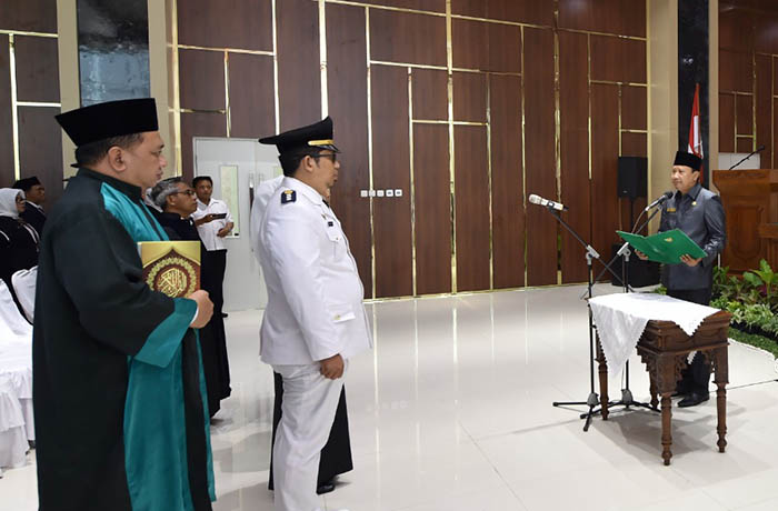 MUTASI: Para pegawai Pemkab Pasuruan saat diambil sumpah jabatannya.