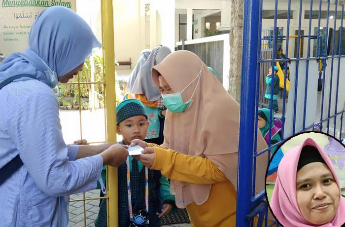 ANTISPASI: Salah seorang penjemput peserta didik di TK Namira School II Dringu menunjukkan carped kepada pihak sekolah di depan gerbang. Inset, Astutik, Kepala TK Namira School II Dringu.