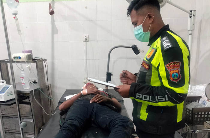LUKA-LUKA: Kufrun saat dirawat di IGD Puskesmas Pandaan, Minggu malam (6/8).
