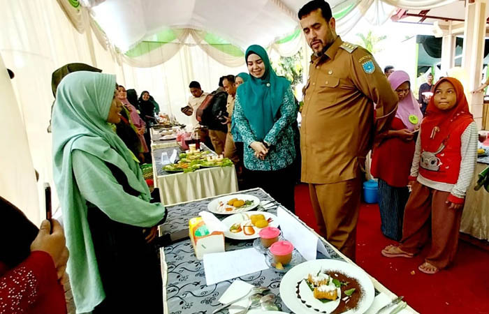 TINJAU: Wali Kota Probolinggo Habib Hadi Zainal Abidin didampingi Hj. Aminah meninjau Lomba Kudapan dan Lomba Menghias Nasi Kuning.