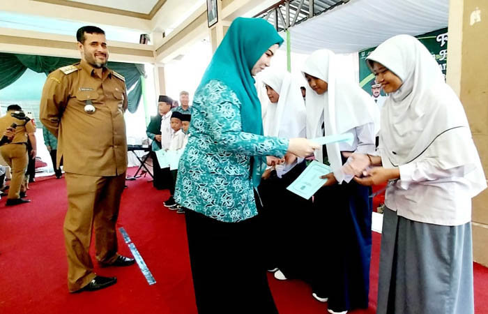 SANTUNAN: Wali Kota Habib Hadi Zainal Abidin dan Hj. Aminah menyerahkan santunan kepada anak-anak yatim di wilayah Kecamatan Kedopok.