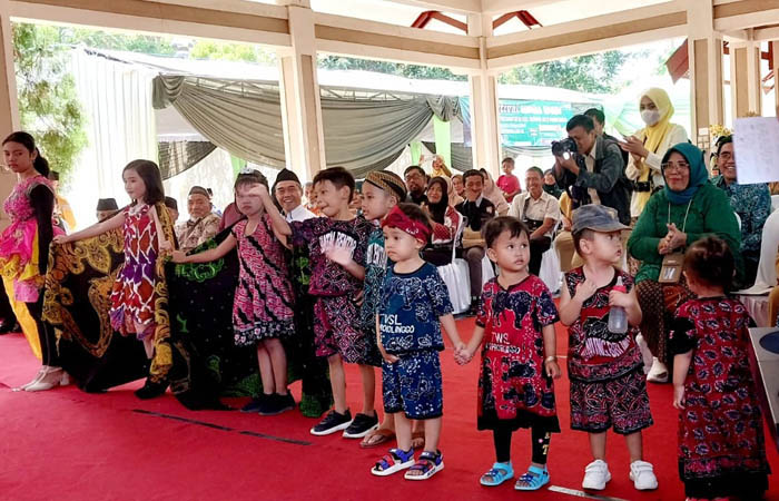 TAK CANGGUNG: Sejumlah balita dengan tingkah polosnya tampil dalam fashion show batik anak-anak Kecamatan Kedopok yang menampilkan batik dari Kampung Batik Prasaja, Kedopok.