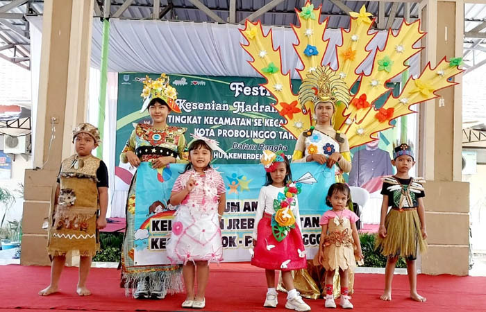 DAUR ULANG: Menggunakan bahan tak terpakai, pengurus Bank Sampah Kenari Indah bisa membuatnya menjadi gaun indah.