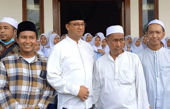 DISAMBUT SANTRI: Anies Baswedan saat mengunjungi ponpes Nurul Qodim, Selasa (8/8) siang. (Agus Faiz Musleh/Radar Bromo)