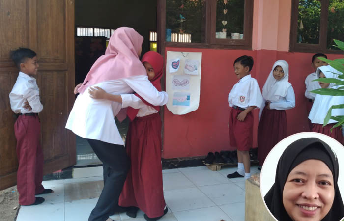 JALIN KEAKRABAN: Siswa SDN Kedungsupit II berbaris dan diberi pilihan mau bersalaman, tos, atau berpelukan dengan guru. Inset, Fitriati Noor Faizah Jamil, Kepala SDN Kedungsupit II.