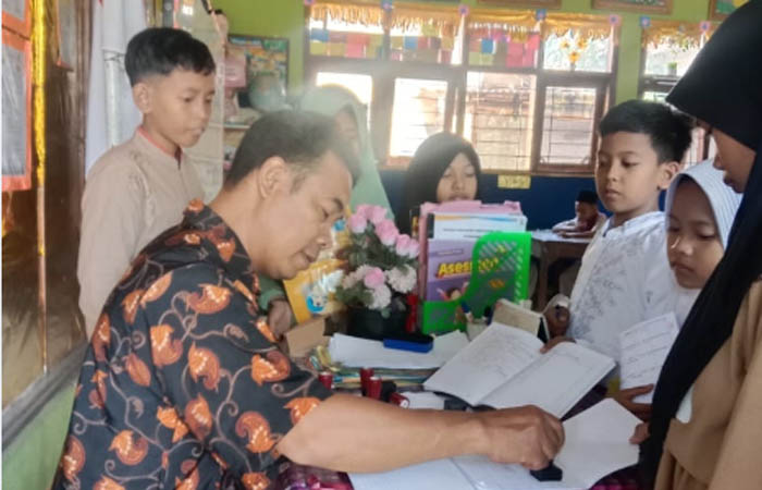 MEMBAIK: Kepala SDN Bayeman 1 Tongas Amir Mahmud bersama anak didiknya. Saat ini, karakter baik yang ditanamkan sekolah melalui program Asiap Pancasila mulai membuahkan hasil.