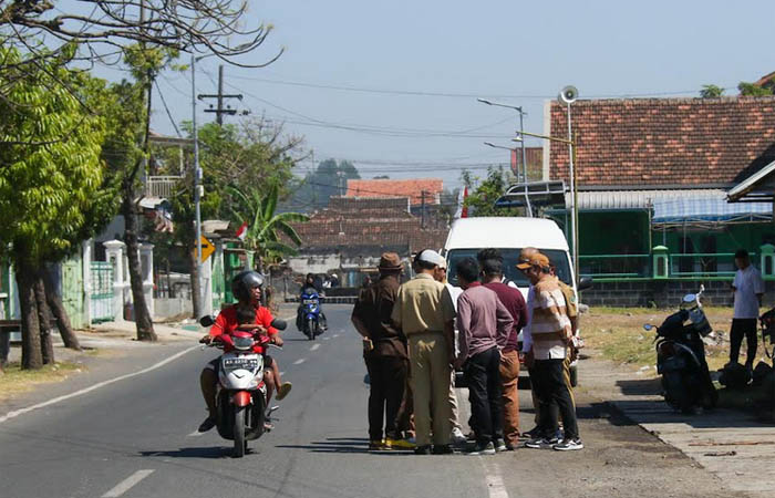 RENCANA JLU: Pansus JLU saat mengecek jalan yang rencananya akan dijadikan JLU di Kota Pasuruan. (Mokhamad Zubaidillah/Radar Bromo)