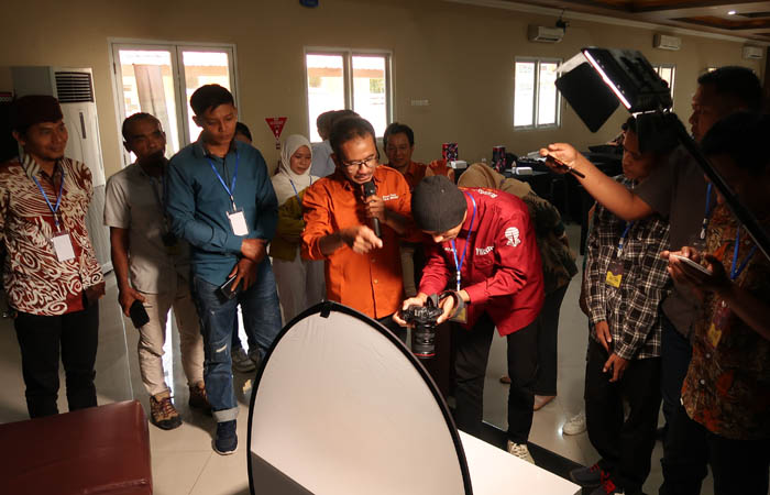 ANTUSIAS: Peserta belajar teknik memotret produk dari Zainal Arifin, fotografer Jawa Pos Radar Bromo.