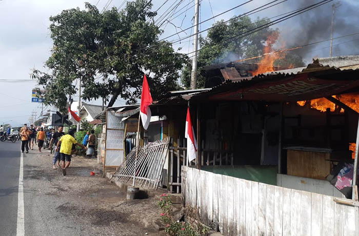 MATIKAN API: Warga Dusun/Desa Karangsono, Kecamatan Sukorejo, Kabupaten Pasuruan mematikan api yang membakar dua rumah dengan alat seadanya.