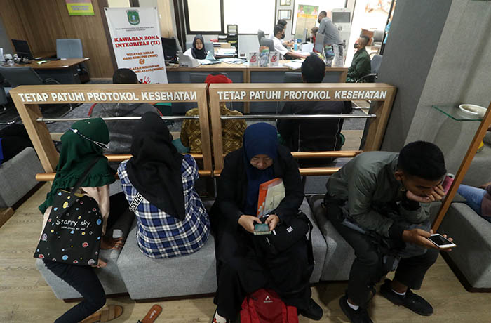 MASIH MINIM: Sejumlah warga mengurus IKD di Mal Pelayanan Publik, Kabupaten Pasuruan, beberapa waktu lalu. (Dok. Radar Bromo)