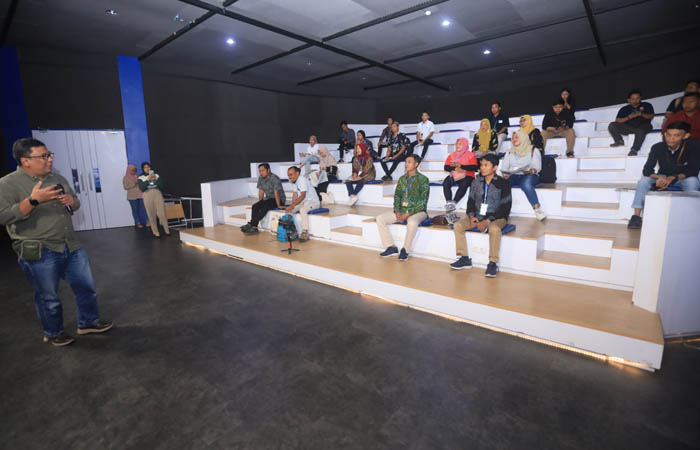 SEMANGAT BELAJAR: Fotografer senior Jawa Pos Becky Subechi (kiri) memberikan pemahaman kepada para peserta diklat foto dan video di Graha Pena, Rabu (9/8) siang.