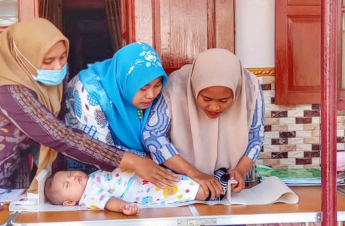 TERKONTROL: Kader Posyandu Desa Banyuanyar Lor mengukur tinggi balita. Hal ini dilakukan untuk mengontrol tumbuh kembang balita. Serta, menekan angka stunting.