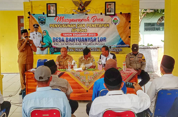 RAPAT: Kepala Desa Banyuanyar Lor Slamet (berdiri) dalam Musyawarah Desa Penyusunan dan Penetapan APBDes, beberapa waktu lalu.