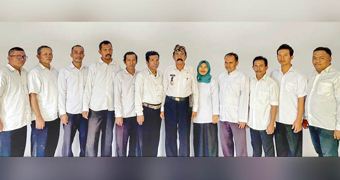 KOMPAK: Kepala Desa Banyuanyar Lor Slamet (tengah) berfoto bersama perangkat desa.