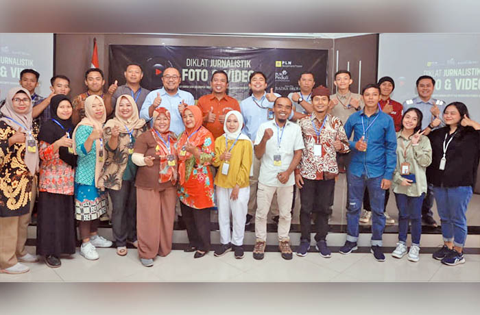KOMPAK: Manager Bisnis Support PLN Nusantara Power UP Paiton; Direktur Radar Bromo; Wiji Dwi Purbaya selaku asisten manajer sipil, umum, dan CSR (kemeja biru muda, belakang-kanan); serta peserta.