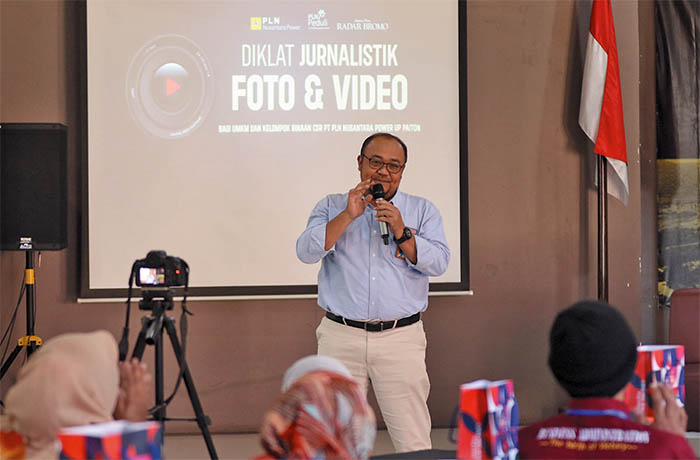 SUPPORT PENUH: Manager Bisnis Support PLN Nusantara Power UP Paiton Sukarno saat sambutan sekaligus membuka Diklat Jurnalistik Foto-Video bagi UMKM-Kelompok Binaan CSR PLN Nusantara Power UP Paiton.
