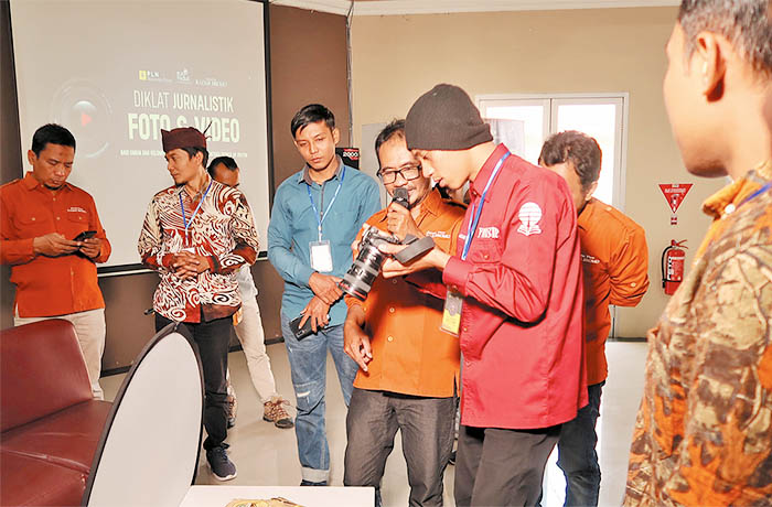 ANTUSIAS: Peserta Diklat Jurnalistik Foto-Video mencoba praktik langsung cara mengambil foto-video produk UMKM camilan keripik, gula aren, dan minuman di dalam ruangan.