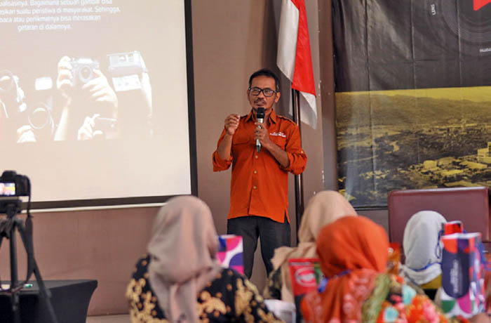 BEKALI TEKNIK FOTOGRAFI: Fotografer Senior Jawa Pos Radar Bromo Zainal Arifin saat memberikan materi diklat fotografi bagi UMKM-Kelompok Binaan CSR PLN Nusantara Power UP Paiton.