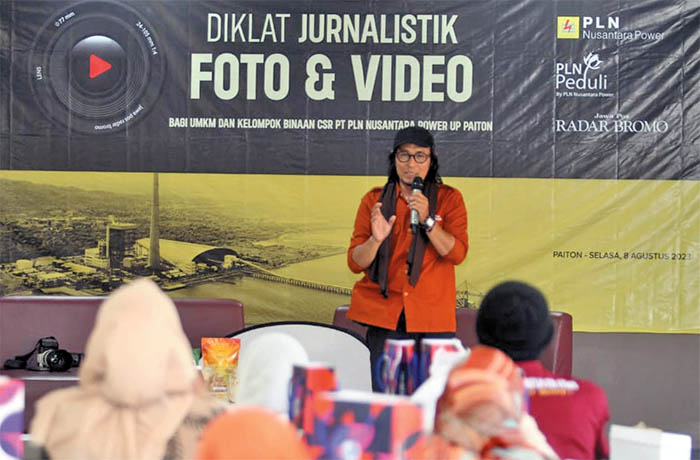 TEKNIK VIDEOGRAFI: Fotografer dan Videografer Jawa Pos Radar Bromo Mokhamad Zubaidillah saat memberikan materi diklat video bagi UMKM-Kelompok Binaan CSR PLN Nusantara Power UP Paiton.