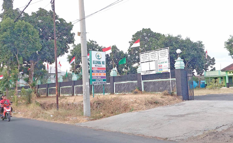DAPAT HIBAH BESAR: Pemotor melintas di depan klinik NU di Jalan Mastrip, Kota Probolinggo. Tahun depan, klinik ini akkan digelontor dana hibah belasan miliar. (Foto: Zainal Arifin/Jawa Pos Radar Bromo