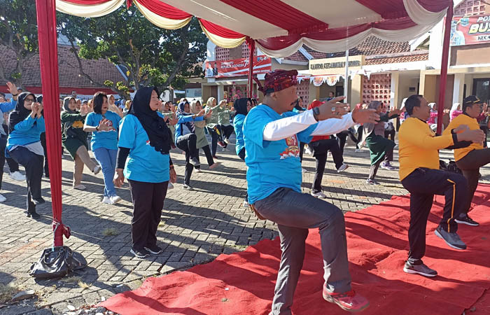 AKTIVITAS FISIK : Masyarakat berbagai unsur dari 13 desa di Kecamatan Gending mengikuti senam bersama. (Foto: Istimewa)
