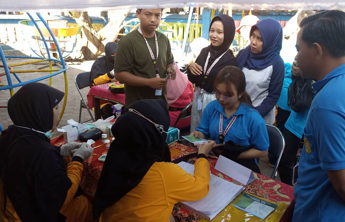 PEMERIKSAAN : Sejumah stan dibuka saat Kampanye Germas Puskesmas Gending. Salah satunya stan deteksi dini penyakit tidak menular. (Foto: Istimewa)