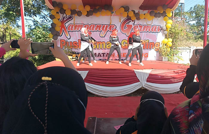 LOMBA: Salah satu tim dari kader kesehatan menampilkan senam cuci tangan pakai sabun dalam Kampanye Germas Puskesmas Gending. (Foto: Istimewa)