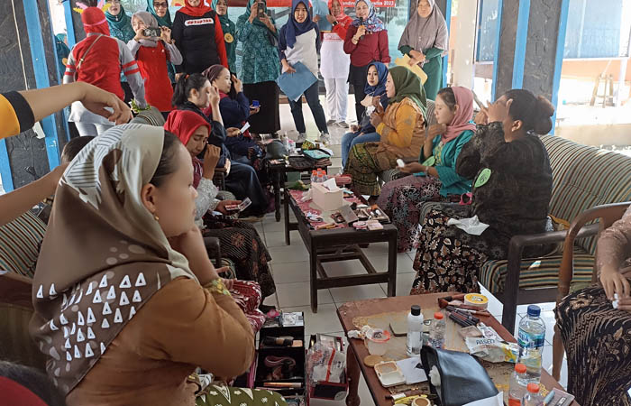 LOMBA MERIAS : Selain pidato tentang kesehatan, ketua TP-PKK dan kader kesehatan juga mengikuti lomba merias tanpa kaca. (Foto: Istimewa)