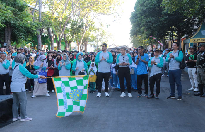 DILEPAS: &nbsp;Tepat pukul 6.30, peserta jalan sehat dilepas oleh Ketua Panitia Harkopnas ke-76 Yayuk Setyowati yang juga ketua Gerakan Koperasi Kota Probolinggo. &nbsp;(Foto: Istimewa)