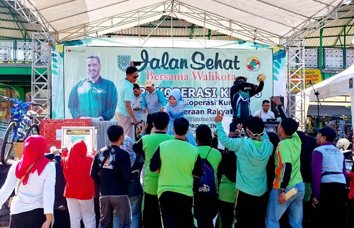 PUNCAK ACARA: Puncak rangkaian peringatan Harkopnas ke-76 Tahun 2023 dilakukan oleh Pemkot Probolinggo dengan menggelar jalan sehat bersama Wali Kota Probolinggo Habib Hadi Zainal Abidin, Jumat (11/8)