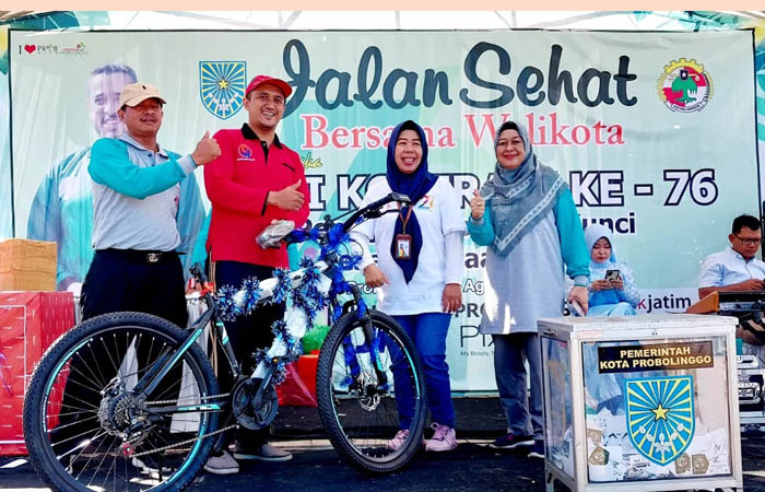 HADIAH UTAMA: Galih, salah satu peserta mendapatkan sepeda gunung. Penyerahan hadiah utama ini dilakukan perwakilan BBPR Jatim bersama Kepala DKUMP Kota Probolinggo Fitriawati. (Foto: Istimewa)
