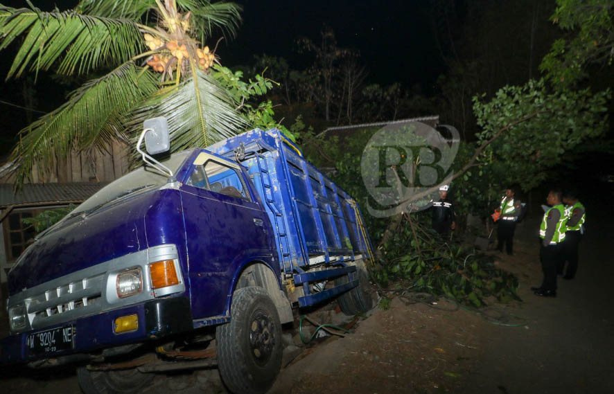 TAK KUAT NANJAK: Truk yang dikemudikan Hari Susanto usai tergelincir di Lumbang, Kamis (11/8) malam.
